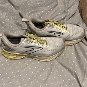 Brooks Women's Levitate 6 Sneakers in Gray and Yellow